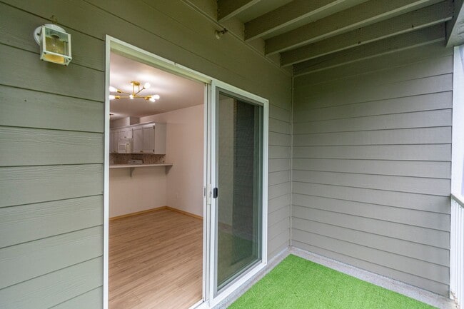 Building Photo - Updated 2 Bedroom 2 Bath Condo near Ft. Nu...