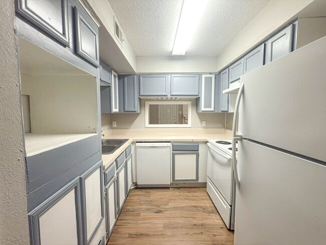 Building Photo - Two story townhouse style unit! Bedroom on second floor