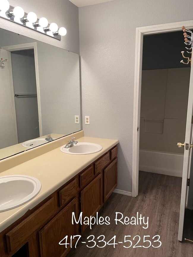 Building Photo - UNFURNISHED 1 bed/1 bath WALK-IN Condo