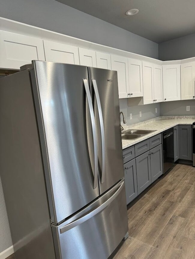 Building Photo - 324-326 W Coral Dr