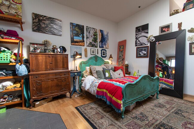 Building Photo - 537 Custer Ave