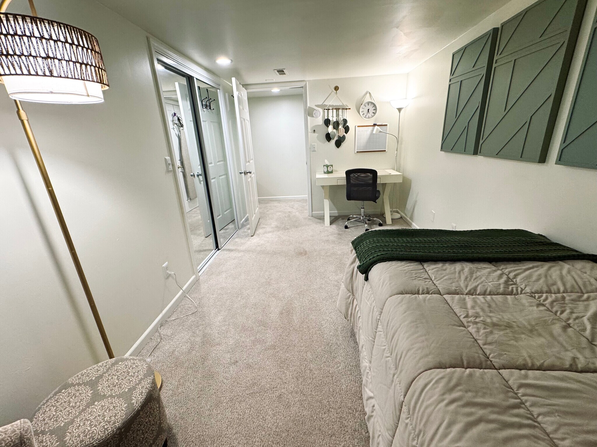 Gateway Room - Twin Bed (photo 2) - 11116 Kensington Ave