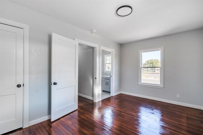 Building Photo - 1819 Pecan St