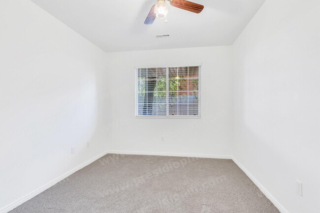 Building Photo - 975 S 250 W St