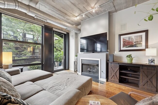 Building Photo - 1150 W 15th St