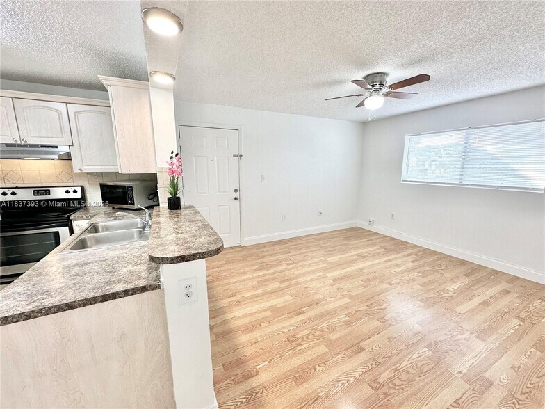 Building Photo - 351 Palm Way