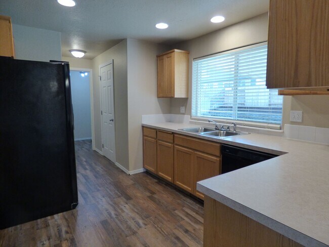 Building Photo - 3 bed 2.5 bath House in Stayton!! Close to...