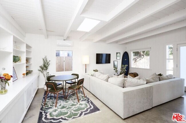 Building Photo - 818 Palms Blvd