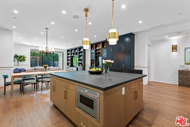 Building Photo - 16712 Addison St