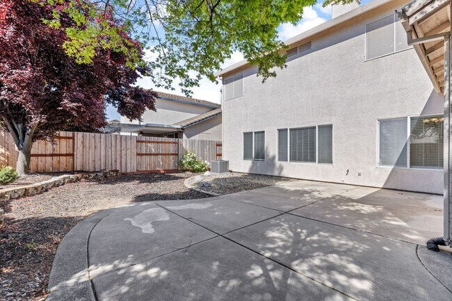 Building Photo - 4 Bedroom Home in the heart of Roseville! ...