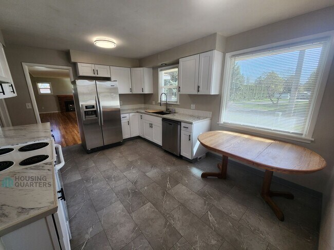 Building Photo - Beautiful single family home just minutes from Argonne and Upriver Drive!