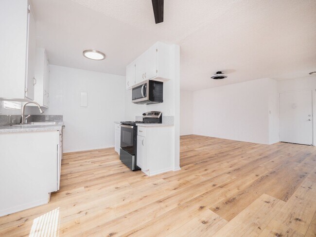 Building Photo - 7253-57 Variel Ave
