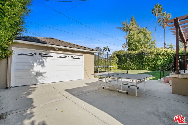 Building Photo - 9509 Cresta Dr