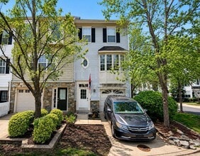 Building Photo - 115 Meadows Ln