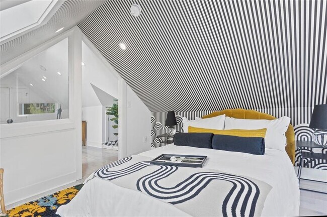 Building Photo - 724 Charles Allen Dr NE