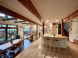 Building Photo - 1555 Oak Ave