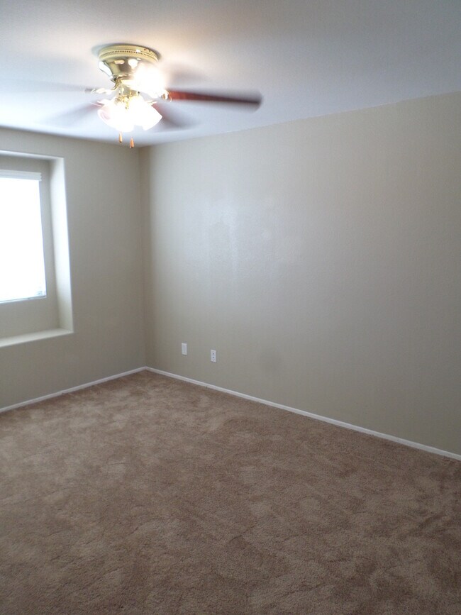 Building Photo - Great 4 BR + BONUS Room off Calle Del Oso Oro