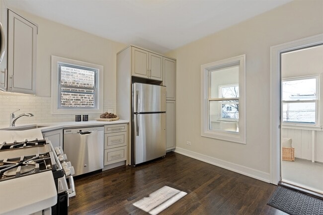 Building Photo - 2434 N Avers Ave