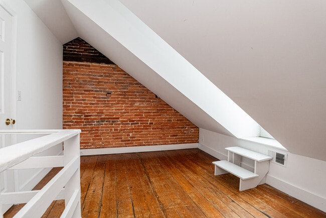 Building Photo - 3 Bedroom with Fenced in rear yard