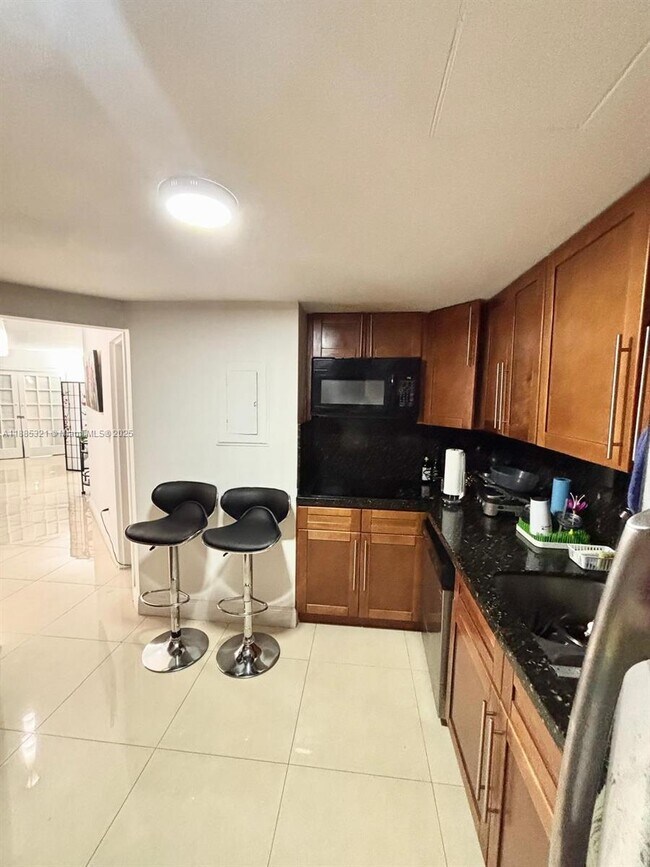 Building Photo - 801 Brickell Bay Dr