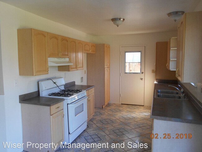 Building Photo - 4 br, 2 bath House - 1509 E Oak Ave
