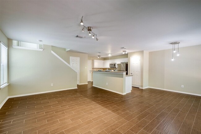 Building Photo - 117 N Villa Oaks Dr