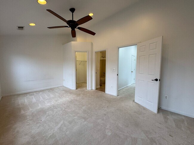 Building Photo - Spacious 2 Primary Beds 1 Den 3.5 Bath Townhome In Vibrant Sycamore Hill