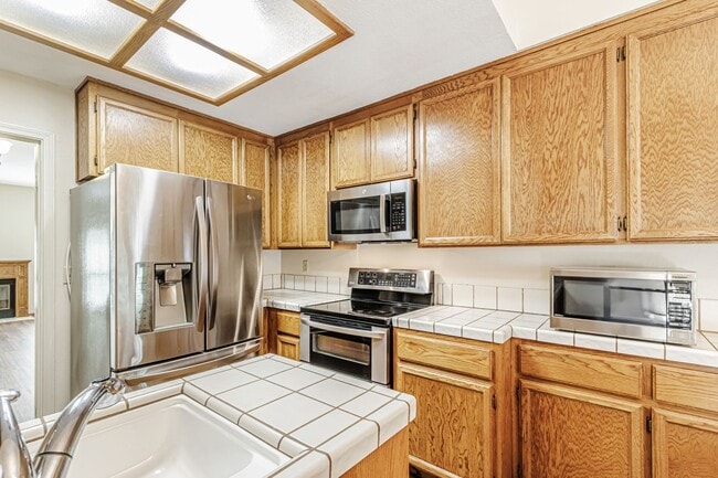 Building Photo - Two Primary Suites w/ Bonus Room l Prime L...