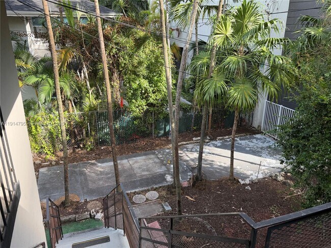 Building Photo - 314 NE 26th Terrace