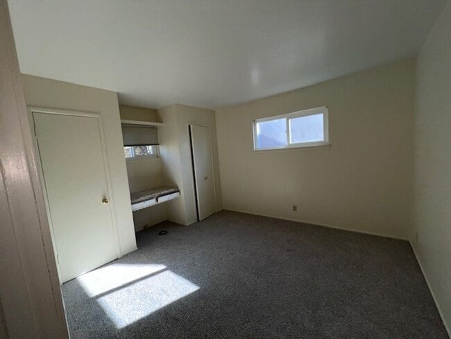 Building Photo - Freshly painted Parkway home close to scho...