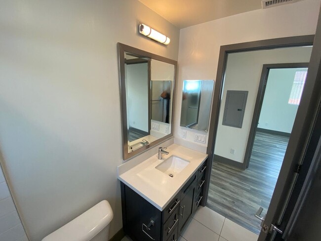 Building Photo - NEWER  SMART HOUSE 4BD*4BA*TOWNHOME*HWFLS*...