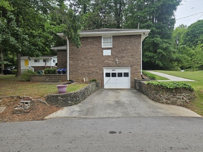 Building Photo - FURNISH, 3 Bedroom 3 Bath Brick Ranch Home