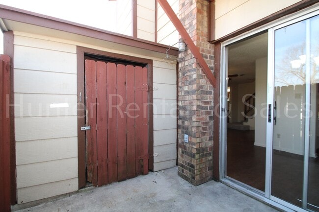 Building Photo - Charming Two-Bedroom Townhome with Fireplace