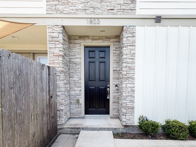 Building Photo - 1803 Crestdale Dr