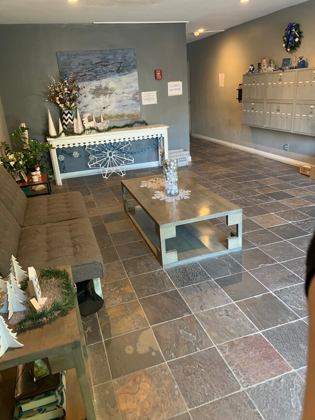 Building Photo - 1420 N Fuller Ave