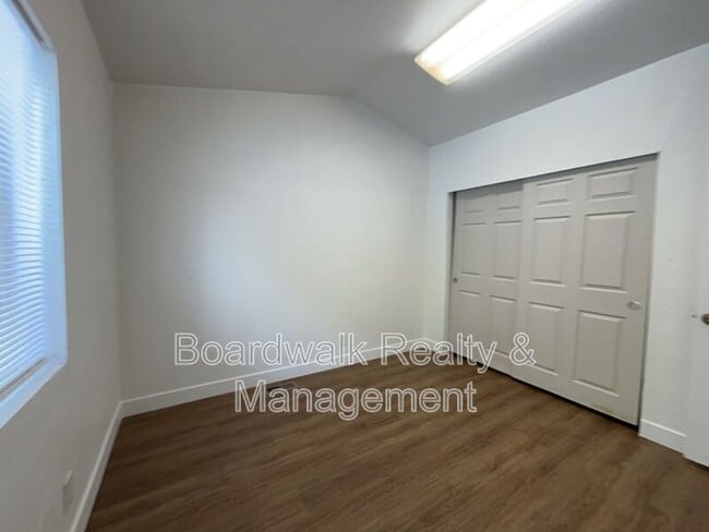 Building Photo - 155 W State St