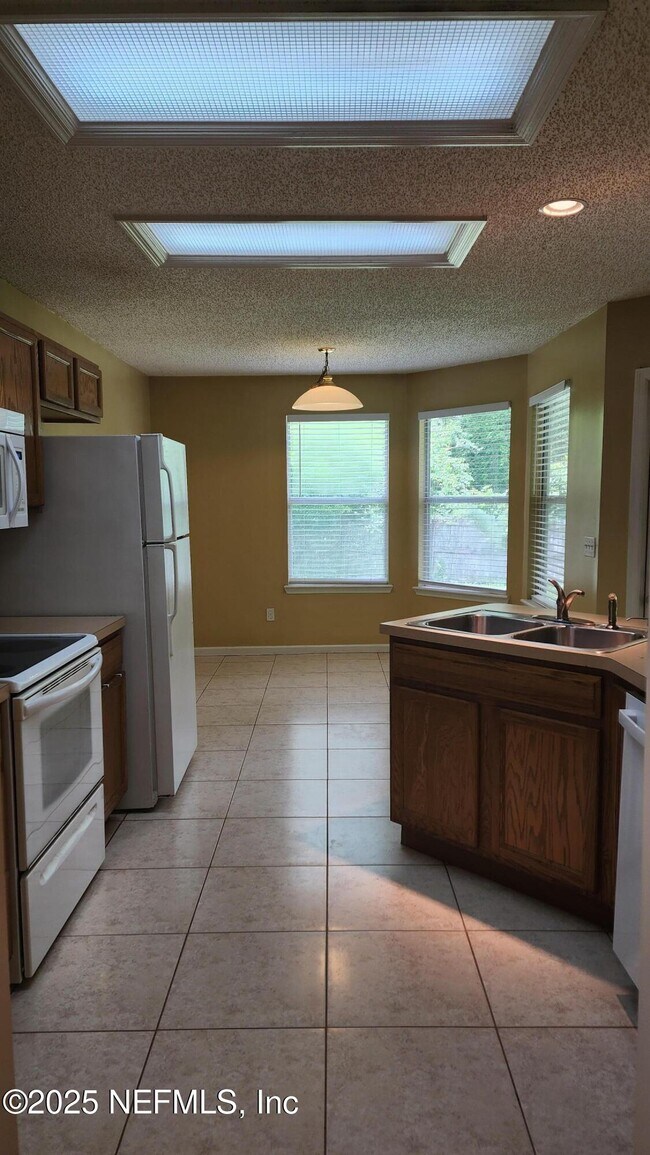 Building Photo - 256 Southlake Dr