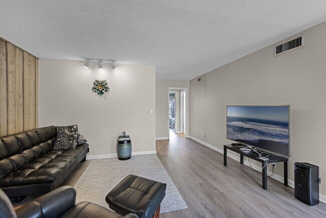 Building Photo - 260 Crown Oaks Way