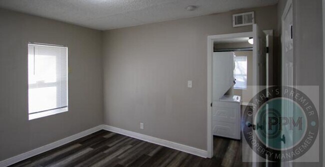 Building Photo - Updated Duplex Near Downtown! - 2 Bed / 1 Bath / 800SF