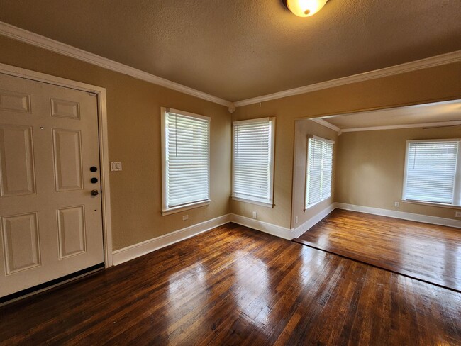 Building Photo - 4/2.5 House With Extra Room Or Office Spac...