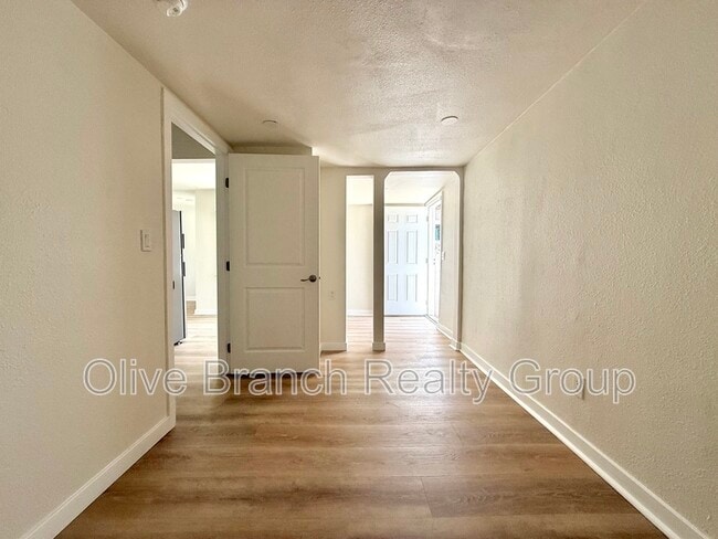 Building Photo - 4125 1/2 S. Van Ness Ave