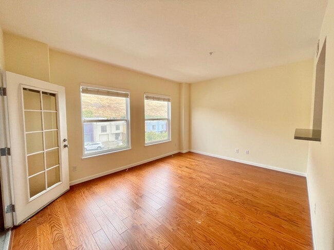 Building Photo - 2BD/2BA Spacious Crocker Amazon Condo, Gat...