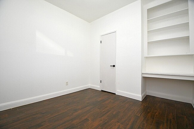 Building Photo - 2203 Briarview Dr