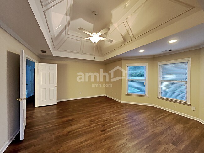 Building Photo - 815 Hillcrest Ln