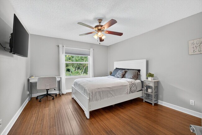 Building Photo - 3738 Old Lighthouse Cir