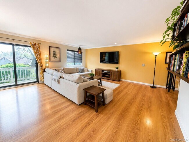 Building Photo - 10 Sycamore Dr