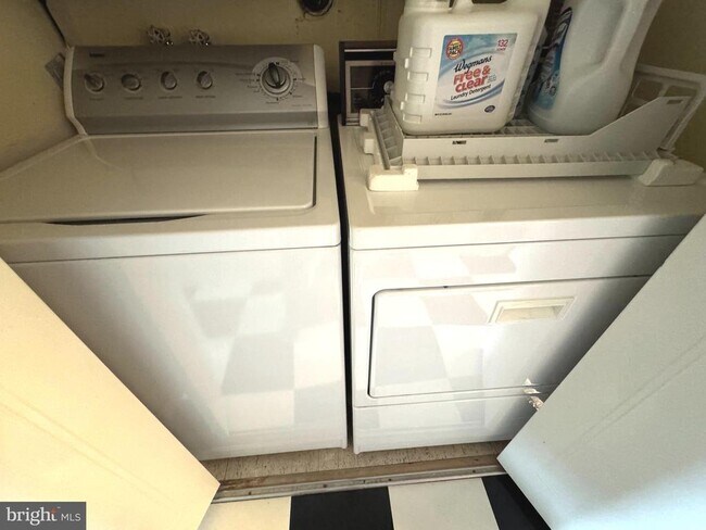 Building Photo - 23 Monarch Dr