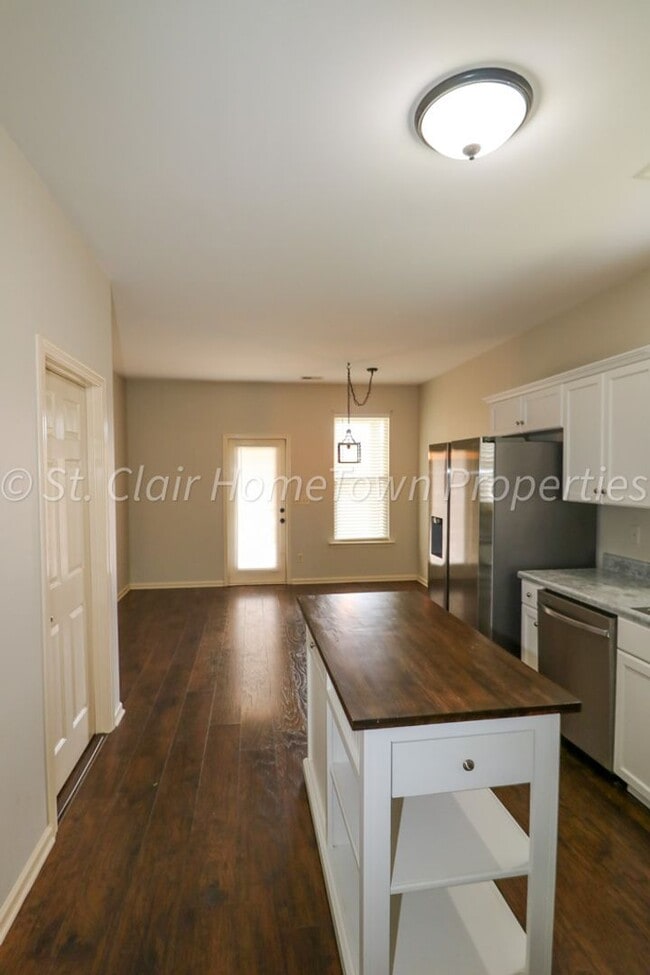 Building Photo - Desirable Community of Avalon