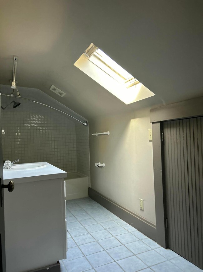 Building Photo - 118 E Kossuth St