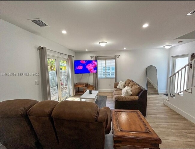 Building Photo - 104 Poinciana Dr